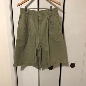 Ladies Beige Cotton Shorts Size 10 $5.00 AS AN ADD ON
